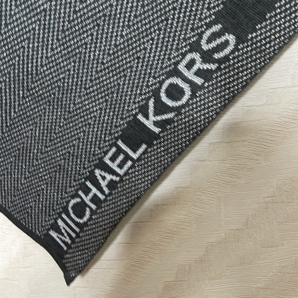 🆕 MICHAEL KORS Black Silver Metallic Herringbone Scarf $52 Metallic Scarf - Picture 6 of 6